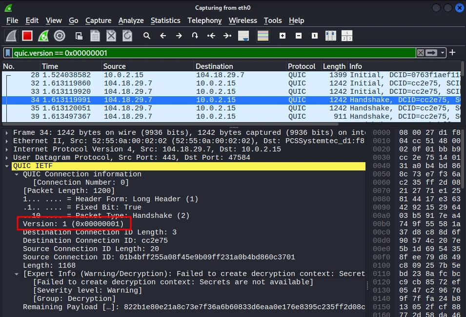 Interface do Wireshark com detalhe de pacote QUIC mostrando campo Version 1 0x00000001, Connection IDs de origem e destino e aviso de decryption