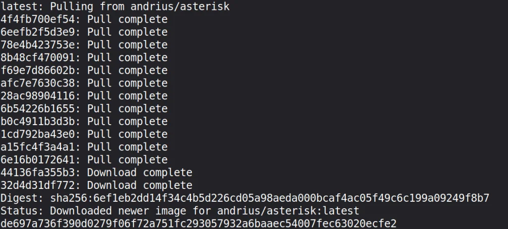 Terminal mostrando o container do PBX Asterisk sendo iniciado via Docker no laboratorio