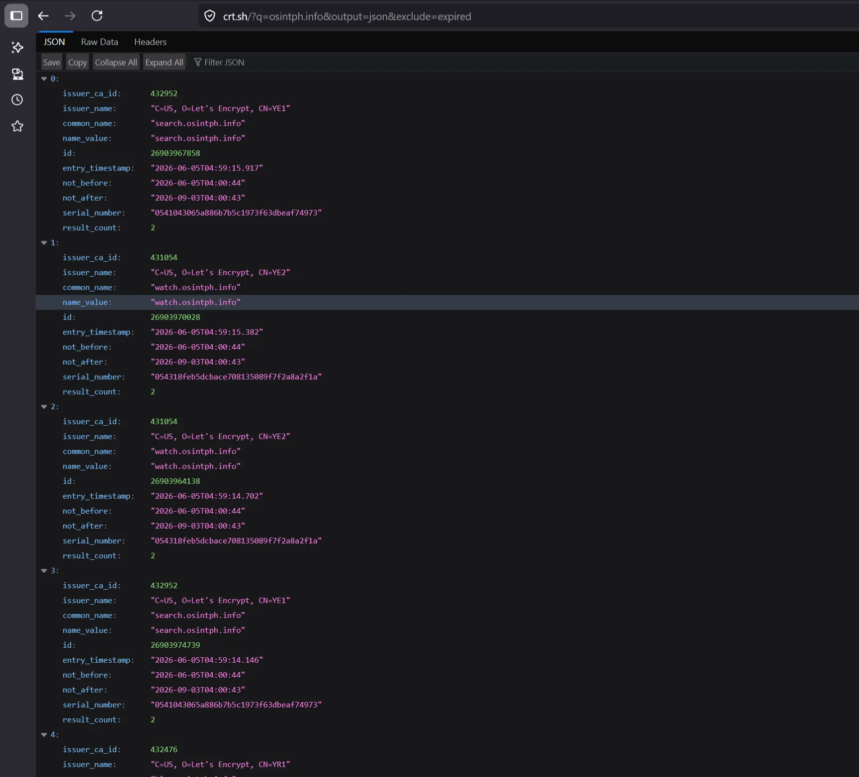 Saída JSON do crt.sh processada com jq mostrando name_value, issued, issuer_name ordenados cronologicamente